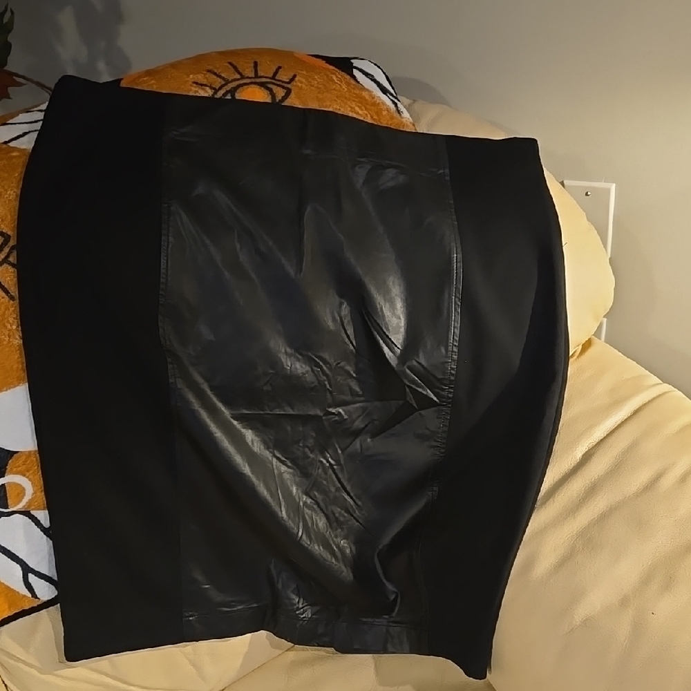 WD.NY Women's Black Faux Leather Skirt.🖤  PRE OWNED   SIZE  1X